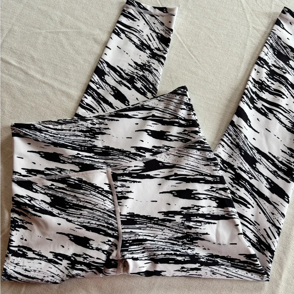 ZYIA Black and White Abstract Leggings - Picture 2 of 3